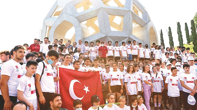 251 sporcu, koşu kapsamında Çamlıca’da bulunan, Türkiye’nin en büyük bayrağının altında buluştu.