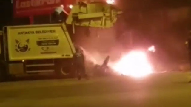 Hatay’da çöp aracının kasasındaki çöpler alev aldı