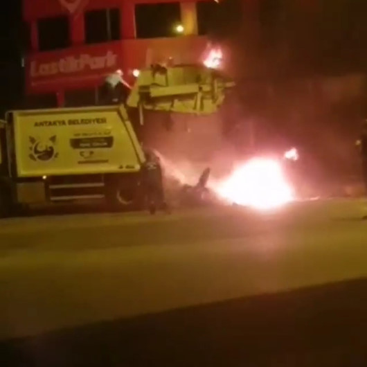 Hatay’da çöp aracının kasasındaki çöpler alev aldı