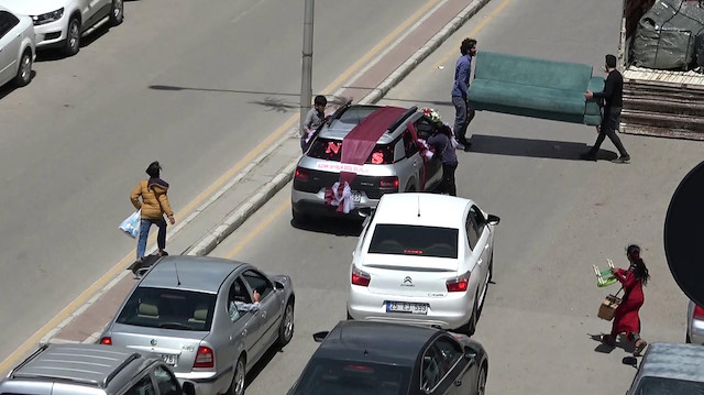 Bahşiş almak için düğün arabasının önünü çekyatla kestiler
