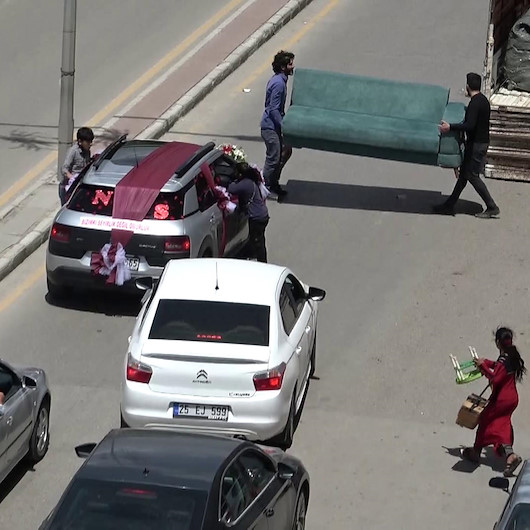 Bahşiş almak için düğün arabasının önünü çekyatla kestiler