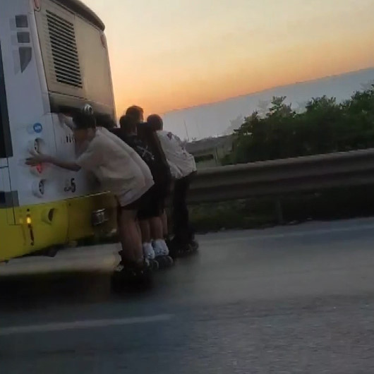 Bursa’da gençlerin patenle tehlikeli yolculuğu