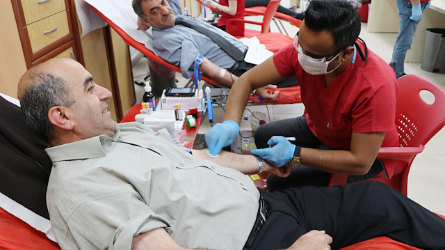 Sinan Cömert, "Yaklaşık 20 yıldır kan veriyorum. Çok güzel bir duygu. Herkese tavsiye ederim." diye rek herkesi kan vermeye çağırdı. 