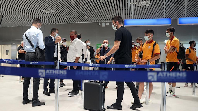 Olympiakos ile oynayacağı hazırlık maçı için Yunanistan'a giden Galatasaray Futbol Takımı, Yunan yetkililerin koronavirüs  testlerini kabul etmemesi ve sergiledikleri kaba davranışlara tepki olarak Atina'dan geri dönme kararı aldı.