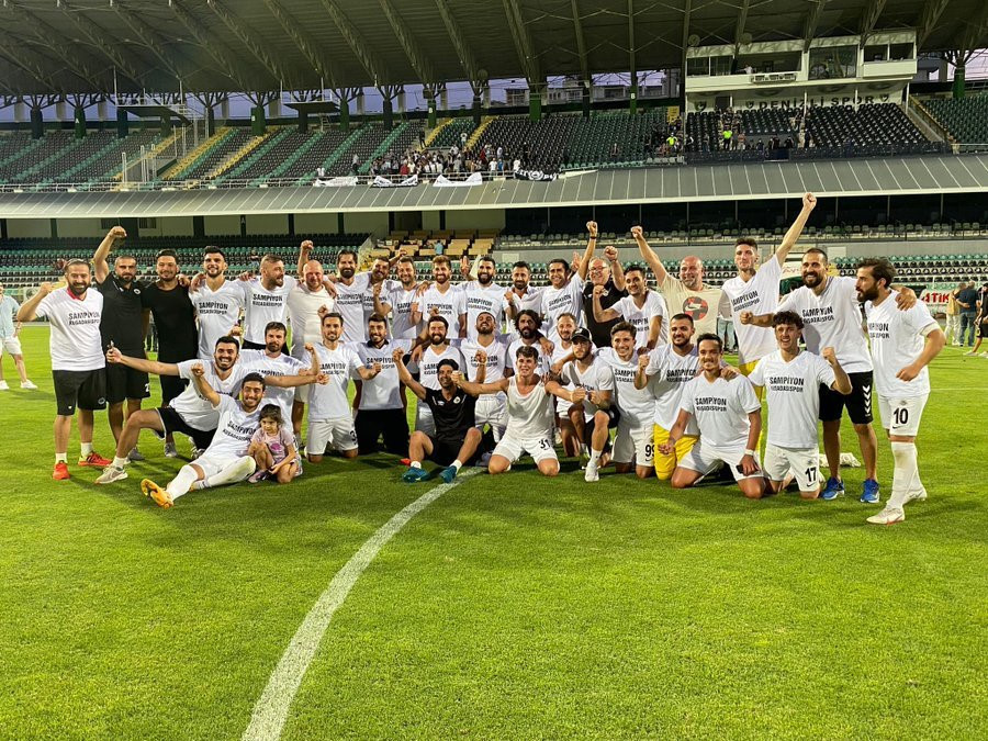 Kuşadasıspor takımının zafer pozu