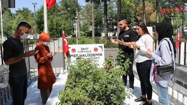 Ömer Halisdemir’in kabrine ziyaretçi akını.