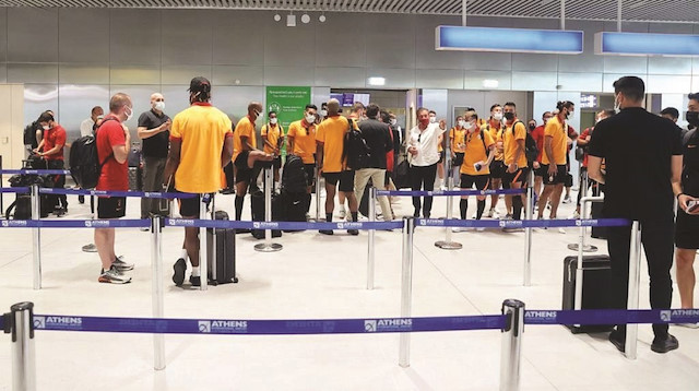 Galatasaray, Olimpiakos ile hazırlık maçı oynamak için gittiği Yunanistan’da havalimanında ev sahibi ülke yetkililerinin tüm kafileye PCR testi yapmak istemesi ve çirkin tavırları nedeniyle İstanbul’a döndü.