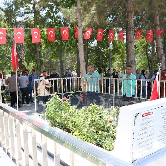 Kahramanın Ömer Halisdemir’in mezarı ziyaretçi akınına uğruyor
