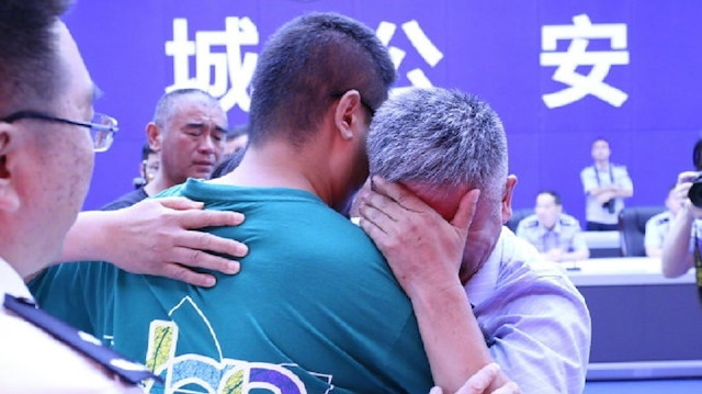 Guo Gangtang, oğluna kavuşunca gözyaşlarına hakim olamadı.