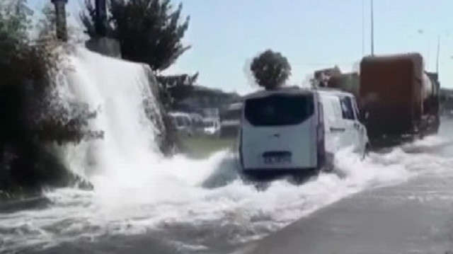 Suyun fışkırmasıyla yollar adeta göle döndü, sürücüler zor anlar yaşadı. 