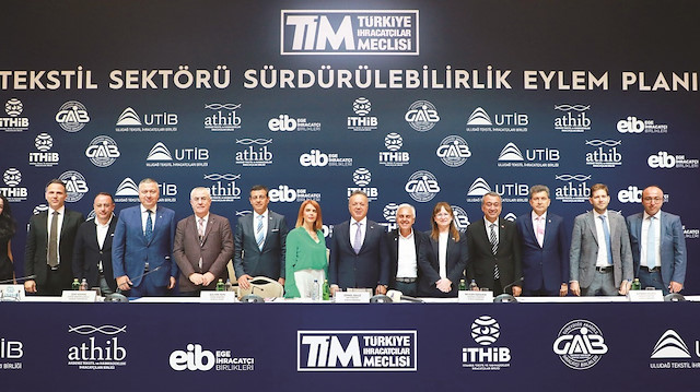 İstanbul’da dün düzenlenen toplantıda açıklanan plana göre, Türk tekstil sektörü kalıcı bir dönüşüm sağlayarak küresel ihracattaki pazar payını daha da artırmayı ve Avrupa Yeşil Mutabakatı normlarına üst düzey uyumu hedefliyor.
