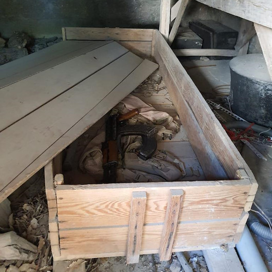 Diyarbakır’da cami bahçesinde bulunan eski tabuttan cephanelik çıktı