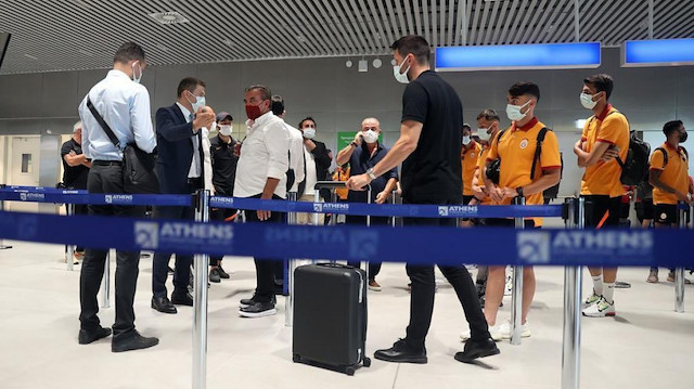 Galatasaray Futbol Takımı, Olympiacos ile oynanacak özel maç için gittiği Yunanistan'da PCR testlerinin kabul edilmemesi ve kaba davranışlar nedeniyle İstanbul'a geri döndü.