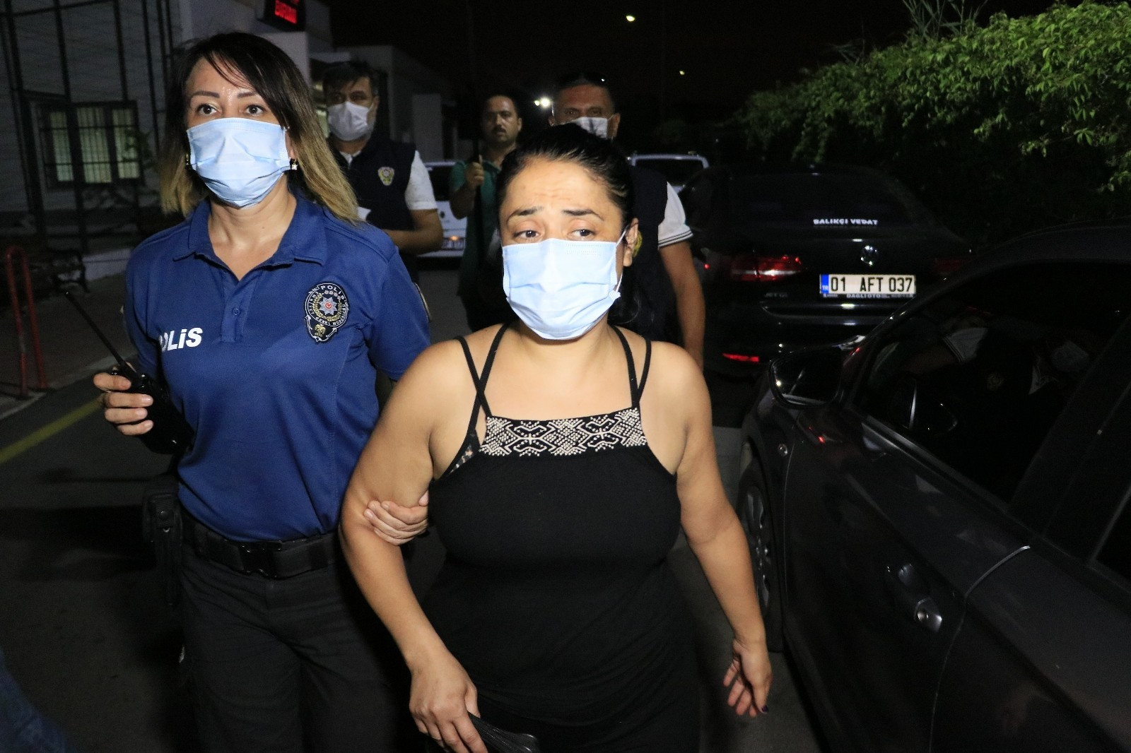 Türk Bayrağını indirip çöpe atan kadın yakalanarak gözaltına alındı. 