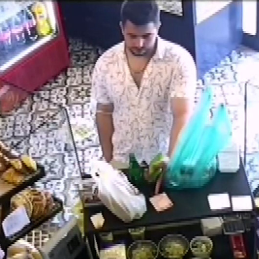 Tezgaha koyduğu parayı geri alıp para üstü ve ürünlerle fırından ayrıldı