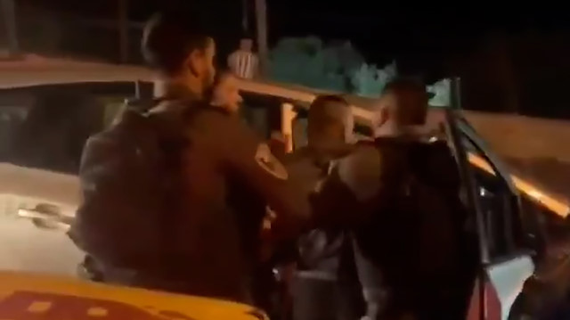 İşgalci İsrail güçleri Filistinli gençleri darp ederek gözaltına aldı