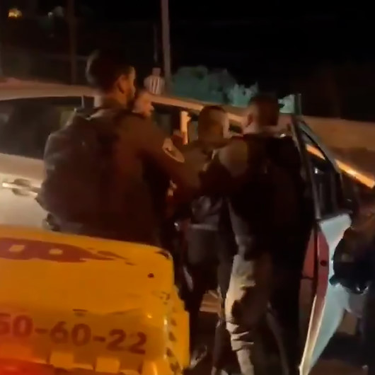 İşgalci İsrail güçleri Filistinli gençleri darp ederek gözaltına aldı