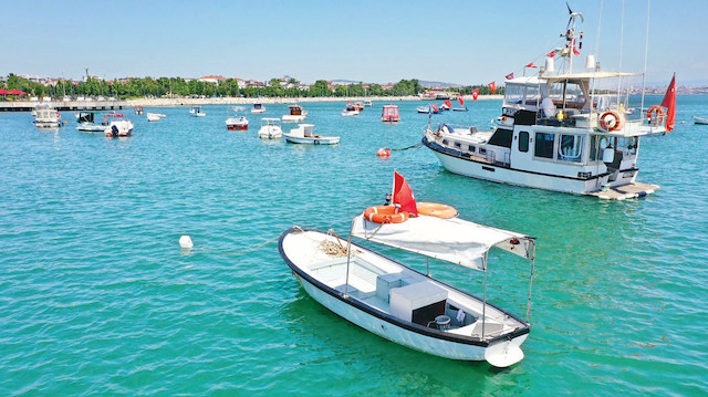 İstanbul’un en uzun sahilleri arasında yer alan Tuzla Sahili’nde  de deniz eski rengine döndü.