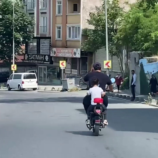 Arnavutköyde trafikte baba ve kızın tehlikeli yolcuğu kamerada
