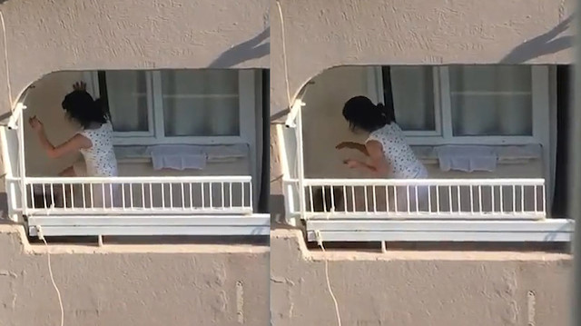 Kadının balkonunda köpeğine tekme ve yumruk attığını gören komşuları, cep telefonuyla o anları kaydetti.