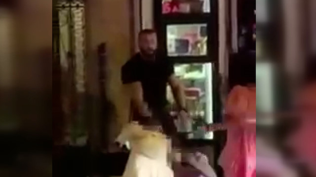 Alkollü kadın güvenlik görevlisinin parmağını kopardı