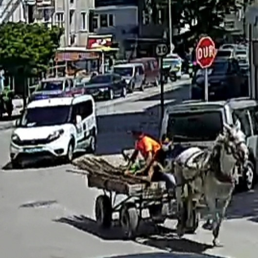 Bursada hırsızların polisten at arabasıyla kaçtığı anlar kamerada