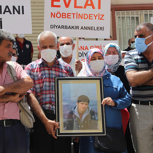 HDP önündeki evlat nöbetine bir aile daha katıldı sayı 233 oldu: 'Oğlum Türk askerlerine teslim olsun'