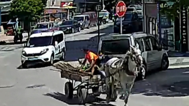 Polis ekiplerinin 'dur' ihtarına uymayan şüpheliler, atı koşturarak kaçmaya başladı.