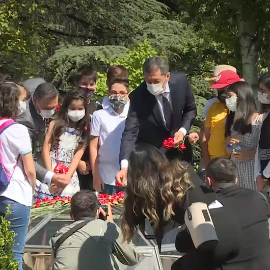 Bakan Selçuk öğrencilerle Meclisteki 15 Temmuz Şehitleri Anıtına karanfil bıraktı