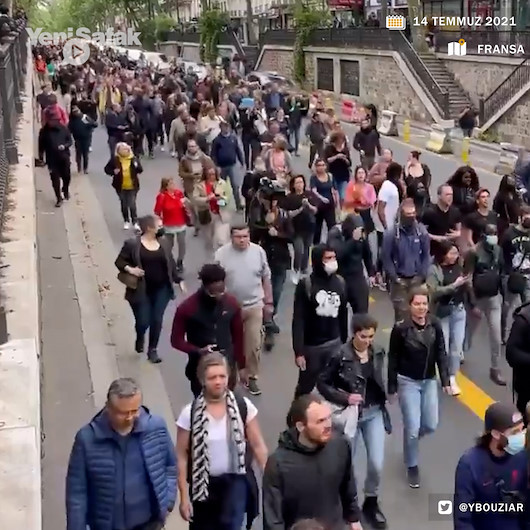 Paris caddeleri Macron karşıtı protestocuların Kahrolsun diktatör sloganlarıyla inledi