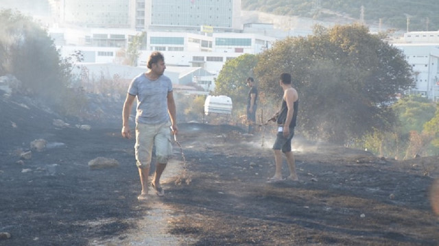Yangın, dün saat 19.00 Bitez Mahallesi Beyirkırlar mevkisinde Kereste imalathaneleri ve kimyasal üretim tesisinin yakınındaki boş arazide çıktı.