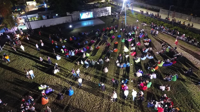 Açık havada sinema keyfi: Vatandaşlar, 15 Temmuz konulu filme yoğun ilgi gösterdi