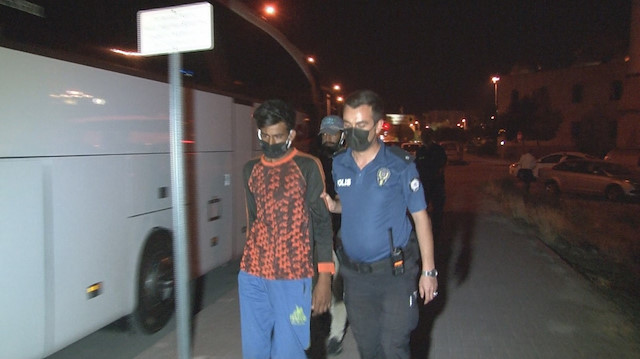 Pakistan uyruklu 12 kaçak göçmen, Afganistan uyruklu düzenlenen sahte yol izin belgeleri ile Kayseri’de yakalandı.