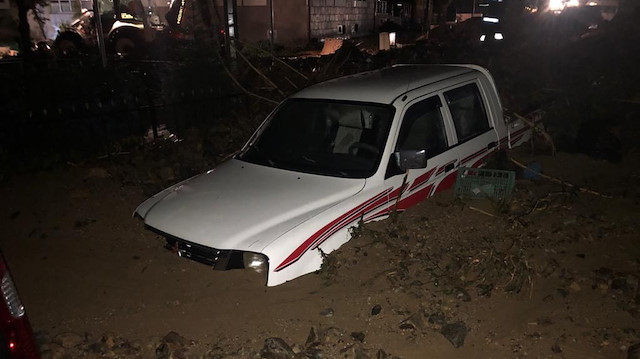 Rize'de etkili olan şiddetli sağanak heyelanlara ve bazı yolların kapanmasına neden oldu.  