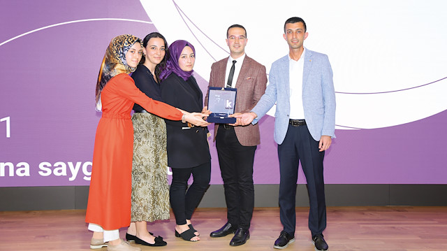 İşe Alım Uzmanı Bilal Aydoğdu, Albayrak Holding adına ödülü teslim aldı. 