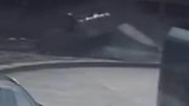 Maltepe’de virajı dönemeyen lüks cipin takla attığı anlar kamerada