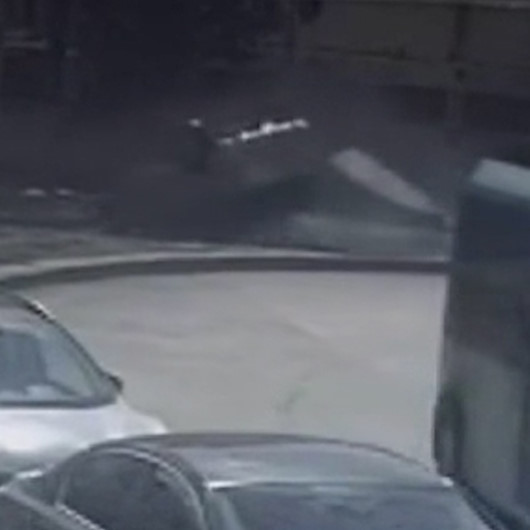 Maltepe’de virajı dönemeyen lüks cipin takla attığı anlar kamerada