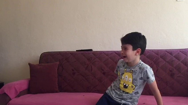 15 Temmuz darbe girişimi videosunu izleyen küçük çocuk gözyaşlarını tutamadı