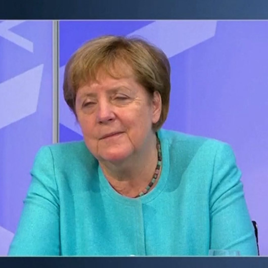 Almanya Başbakanı Angela Merkel canlı yayında uyukladı