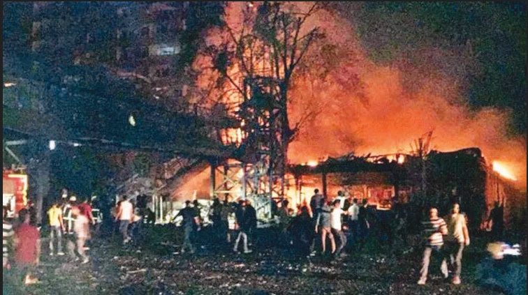 Darbeciler Ankara’da Gölbaşı Özel Harekat Daire Başkanlığını ve TÜRKSAT’ı bombaladı.