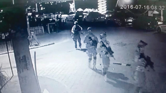 Cumhurbaşkanı Erdoğan’a suikast düzenlemek için Marmaris’e giden özel kuvvetler birliği güvenlik kameraları tarafından böyle görüntülendi.