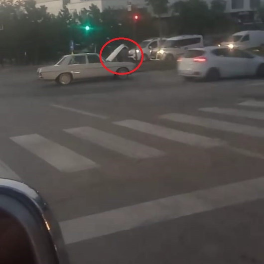 Bursada şoke eden görüntü: Otomobili seyir halinde tamir etmeye çalıştı