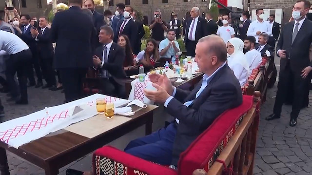 Beştepe Millet Kütüphanesinde Diyarbakırlı gencin Cumhurbaşkanı Erdoğan'a yaptığı 'şehrimize davet ediyoruz' çağrısı 81 ilden katılımla gerçekleşti