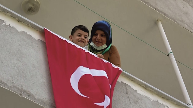 Şehidin eşi Gülsüm Diker ve oğlu Egemen.