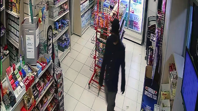 Adana'da akaryakıt istasyonundaki kar maskeli soygun kamerada