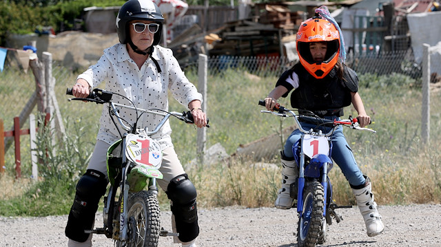 72 yaşındaki Tuna Kalaycı doğum gününü 9 yaşındaki motokrosçu torunu Derin Kalaycı'yla yarışarak kutladı.
