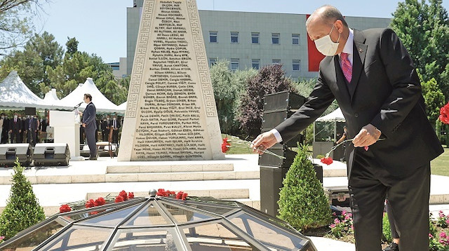 TBMM 15 Temmuz Şehitler Anıtı düzenlenen törende, Cumhurbaşkanı Erdoğan ve TBMM Başkanı Şentop, darbeci hainler tarafından bombanın atıldığı alana kırmızı karanfil bıraktı.