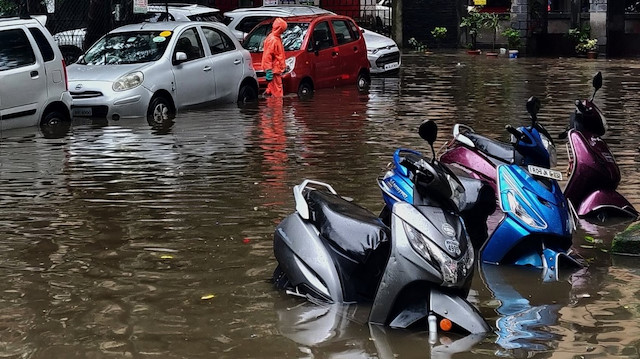 Mumbai’de iki gündür devam eden şiddetli yağışlar nedeniyle kentin birçok mahallesi sular altında kaldı. 
