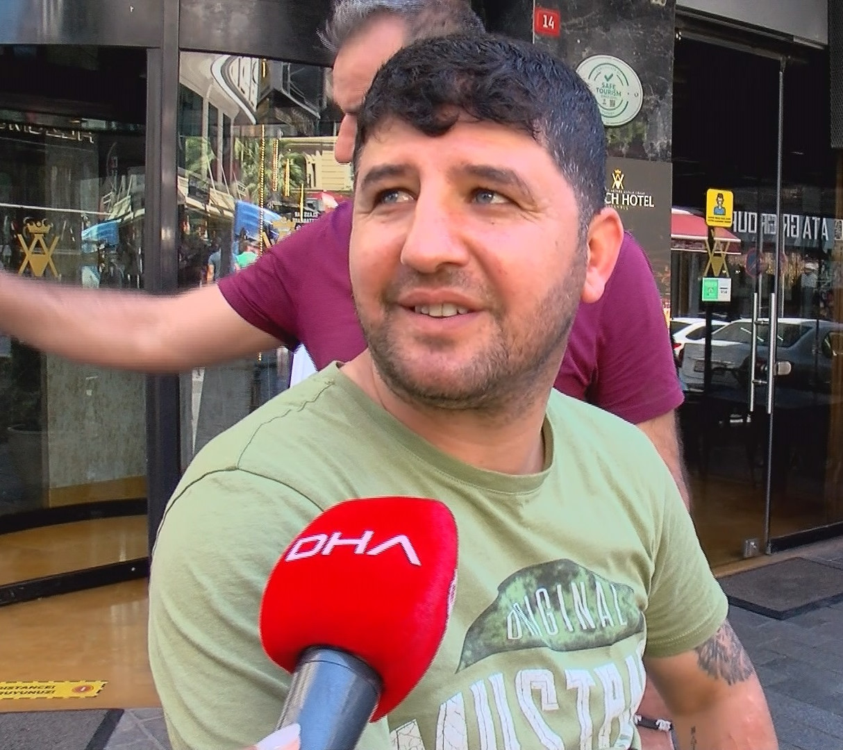 Döviz bürosu çalışanları yedikleri tüm yumruklara rağmen ellerinde bulunan para dolu çantayı bırakmadı.
