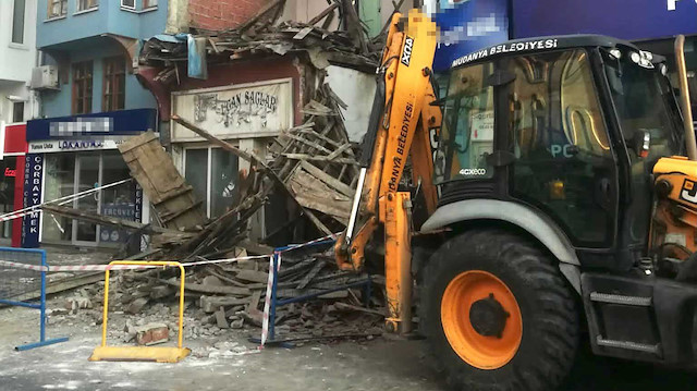 Belediye ekipleri yıkılan binanın enkazını kaldırdı. 